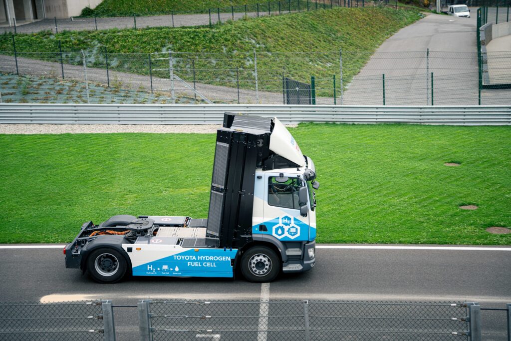 Belgia wdraża modelowy ekosystem wodoru w transporcie ciężkim. Raport z wydarzenia w Spa-Francorchamps